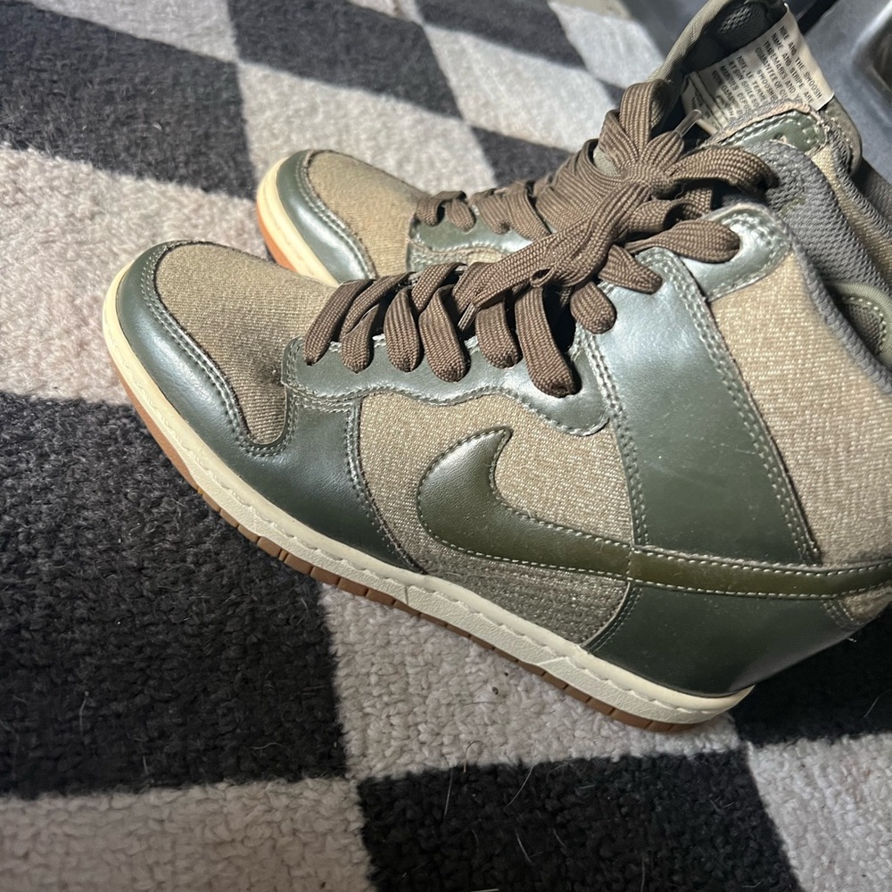 Nike Dunk SKY HI Essential Hidden Wedge Shoe Womens Size 7.5 644877-301 Green